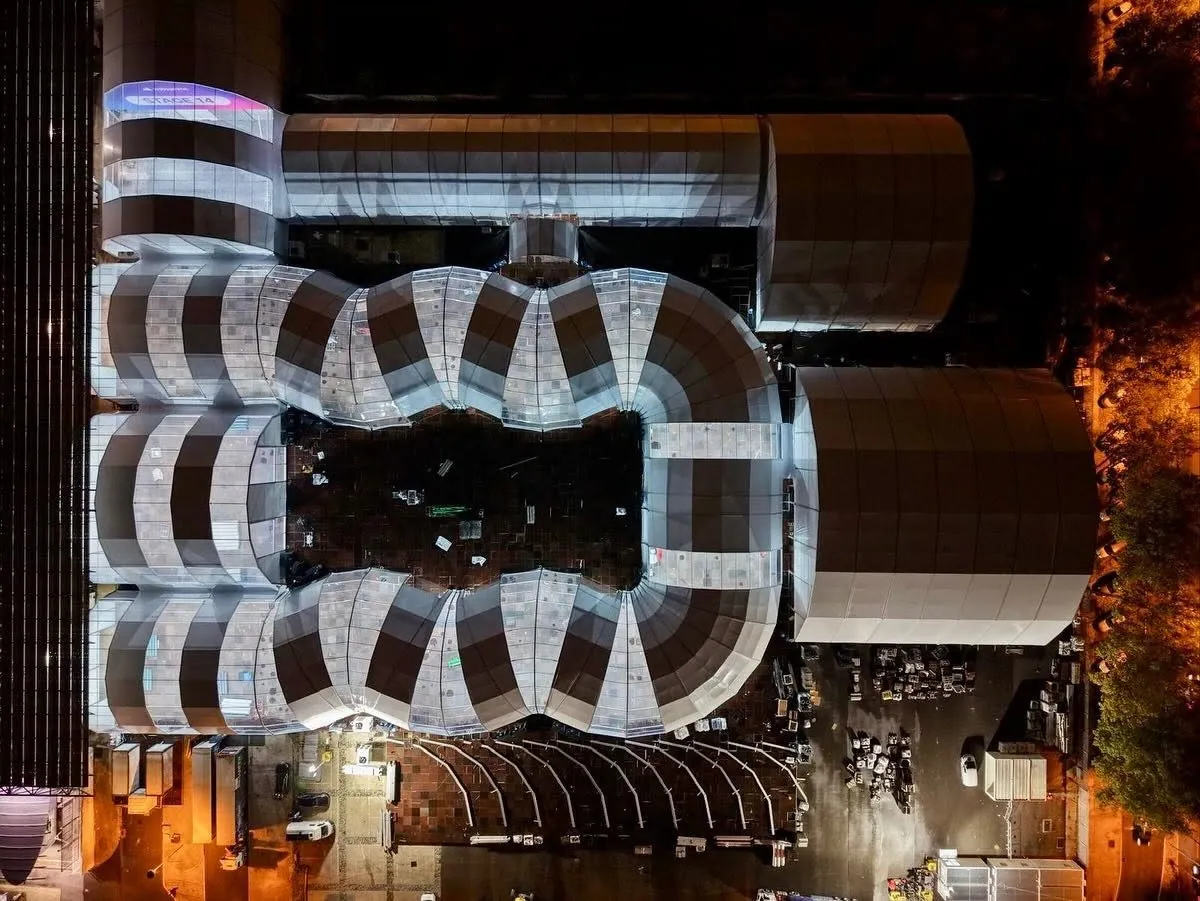 Vista aerea noturna da estrutura do Web Summit 2025, em Lisboa
