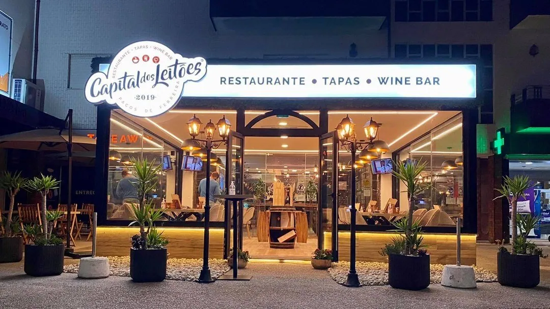 Fachada noturna do restaurante Capital dos Leitões, em Paços de Ferreira