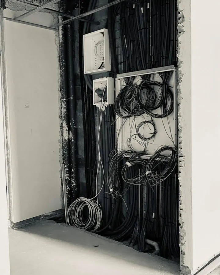 Quadro elétrico e prumada de cablagem em obra