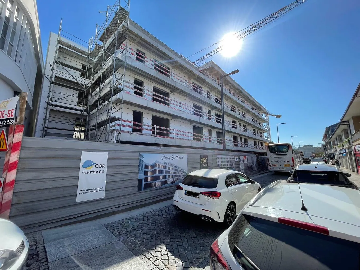 Edifício de 28 apartamentos e 8 lojas — Paços de Ferreira